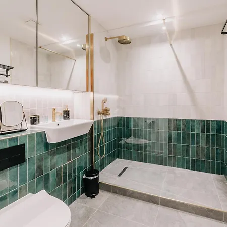 Boutique Grade Ii Listed Gem, Centre, Fast Wifi, Family/ Contractors *