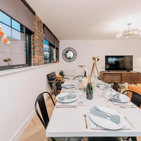 Boutique Grade Ii Listed Gem, Centre, Fast Wifi, Family/ Contractors